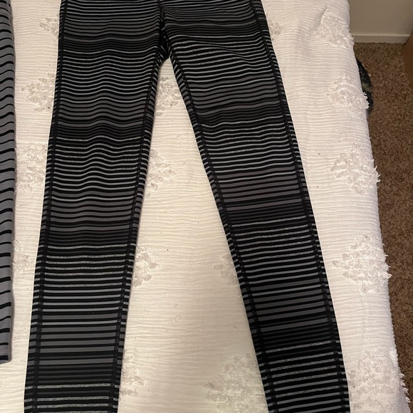 2 pairs of athletica leggings for sale. - Picture 5 of 7